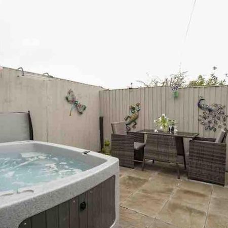 Beeches Bach, 1 Bedroom Cottage With Hot Tub Prestatyn Eksteriør billede