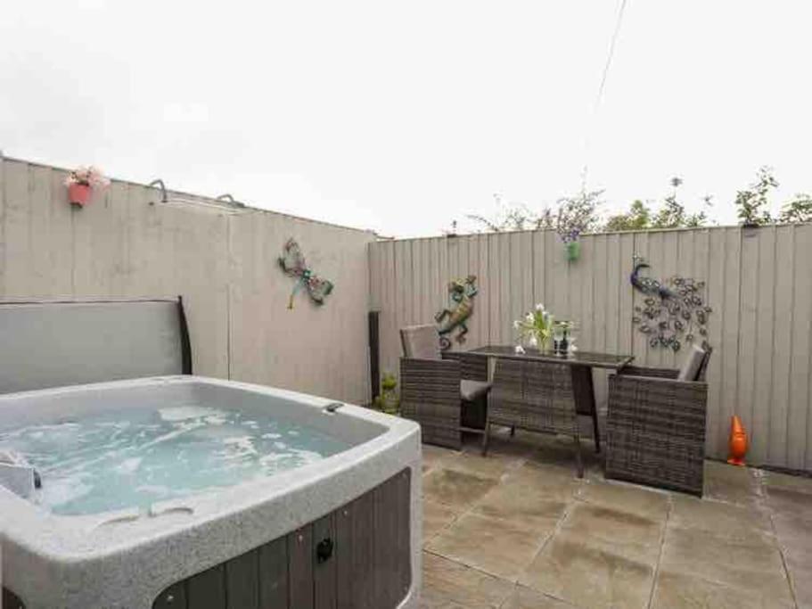 Beeches Bach, 1 Bedroom Cottage With Hot Tub Prestatyn Eksteriør billede