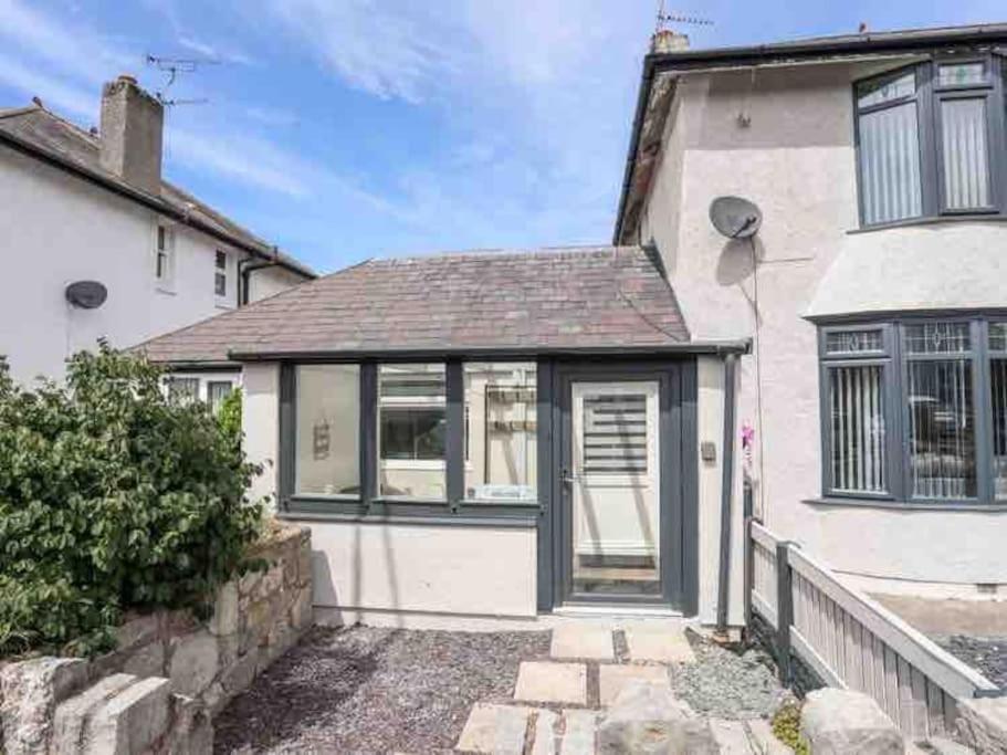 Beeches Bach, 1 Bedroom Cottage With Hot Tub Prestatyn Eksteriør billede